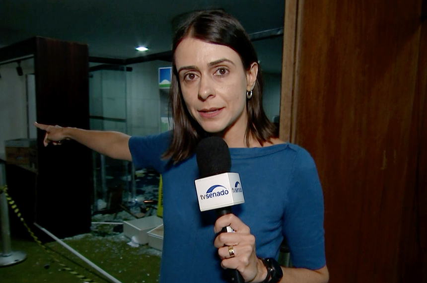 Coordenadora da TV, Glauciene Lara entrou no Senado ainda no dia 8 para mostrar em reportagem a destruição dos atos golpistas