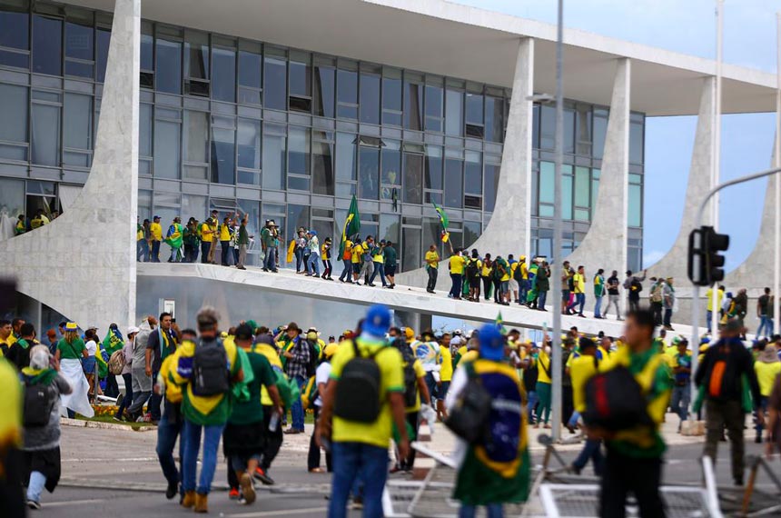 Manifestantes golpistas invadem o Palácio do Planalto no dia 8, uma semana após a posse de Lula