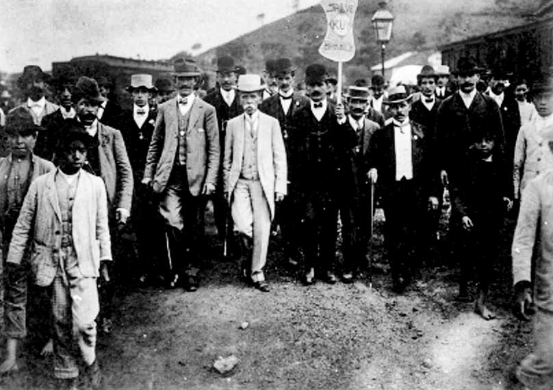 Ruy Barbosa ao lado de apoiadores durante a campanha presidencial de 1910