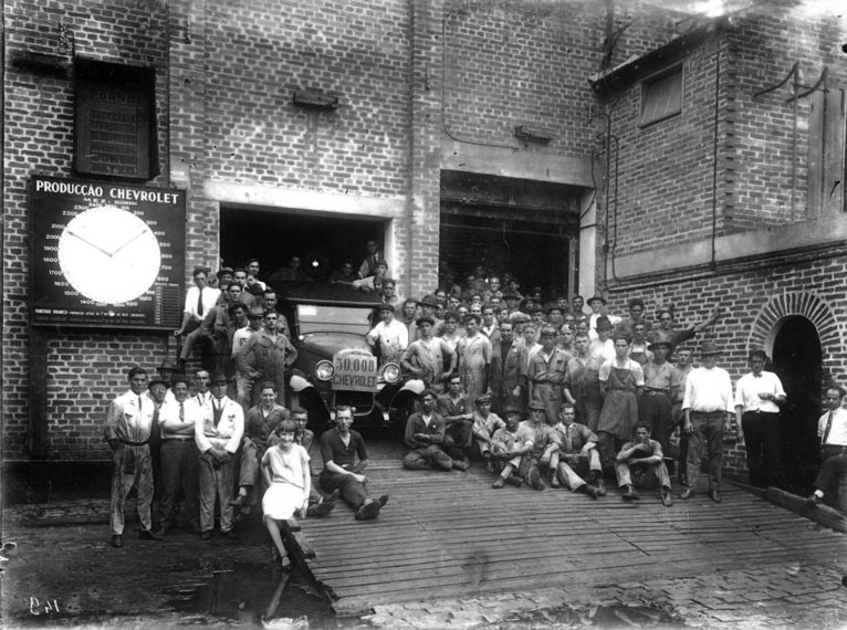 Operários da Chevrolet em São Paulo na década de 1920: época de intensa reivindicação de direitos trabalhistas