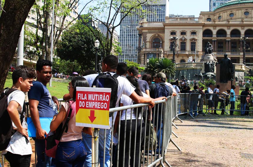 Fila por trabalho em São Paulo: reforma trabalhista de 2017 não cumpriu promessa de reduzir desemprego
