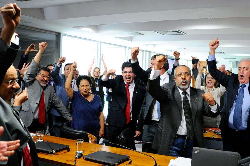 Senador Paulo Paim (à dir., de barba) comemora a rejeição da reforma trabalhista na Comissão de Assuntos Sociais em 2017; projeto, contudo, foi depois aprovado e transformado em lei
