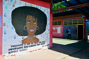 A Lei 10.639/03 obriga as escolas de ensino fundamental e médio a ensinarem sobre a história e cultura afro-brasileira e africana e ressalta a importância da cultura negra na formação da sociedade brasileira.