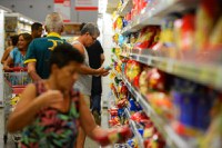 Reforma tributária barateia comida saudável e ajuda luta contra fome