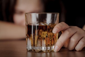 Mulheres e álcool: aumento do consumo acende alerta no Brasil