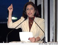 Emilia protesta contra decisão do governo de promover cortes nos investimentos sociais