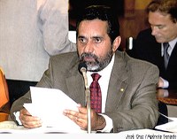 CCJ vai votar projeto que proíbe fumar ao volante