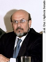 Programas de rádio e TV devem contribuir para diminuir violência no país, diz Santos