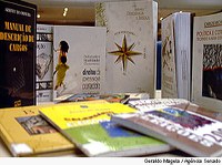 Público adquire leis atualizadas no estande do Senado