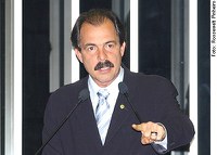 Mercadante diz que o Brasil passou "de presa a predador"