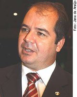 Tião Viana propõe que recursos poupados com redução de vereadores sejam aplicados em programas sociais