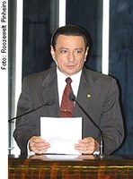 Papaléo Paes destaca potencial econômico do gás natural na indústria automobilística