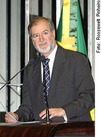 Azeredo teme possível aumento de juros