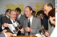 Senadores se emocionam com lançamento de livro de Flávio Tavares