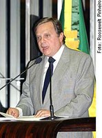 Tasso condena ação judicial contra críticas a projeto do governo e a dirigente do PT