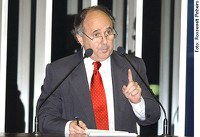 Cristovam pede desculpas por ter apoiado mínimo de R$ 260