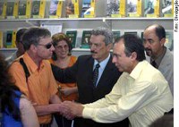 Senado entrega dicionário em braile na Feira do Livro de Porto Alegre