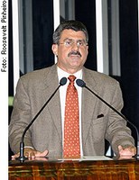 Jucá divulga campanha da CNI pela diminuição de impostos