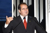 Tião Viana comemora acordo para rodovia Brasil-Peru