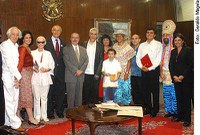 Sarney recebe artistas agraciados com a Ordem do Mérito Cultural