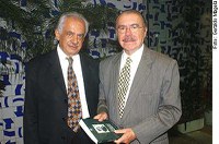 Simon entrega a Sarney livro sobre Pinheiro Machado