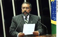 Paulo Paim condena projeto que dá exclusividade do diagnóstico aos médicos