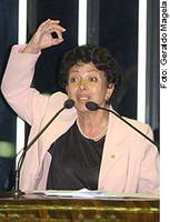 Ideli Salvatti protesta contra paralisação de obra