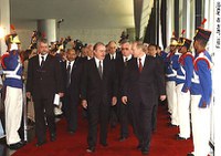 Putin visita Senado e ressalta a Sarney importância estratégica do Brasil para a Rússia