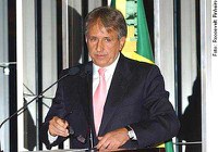 Gilberto Miranda homenageia colegas em sua volta ao Senado