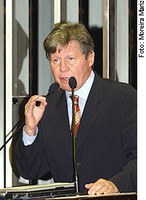 Arthur Virgílio ameaça retirar voto de confiança ao presidente Lula