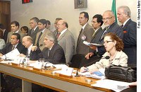 Secretária nega pagamentos em dinheiro, numa reunião exaltada