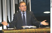 Agripino sugere licença a deputado que levava malas de dinheiro