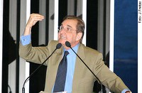 Agripino anuncia que PFL e PSDB oferecerão denúncia ao TSE contra o PT