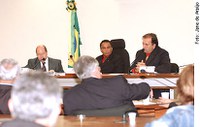 Comissão especial busca caminho para afastar deputados estaduais