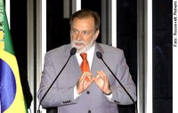 Osmar Dias retorna ao Senado e  faz críticas ao governo