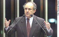 Cristovam se opõe a remanejamento de verba do ensino fundamental para as universidades