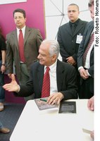 Simon visita estande do Senado e autografa livros em Porto Alegre