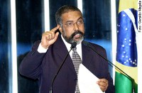 Paim lê nota de aposentados pela rejeição da MP 258