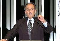 Cristovam pede rejeição de vinculação de recursos para universidades