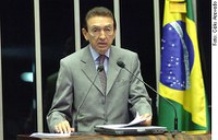 Lobão pede mais atenção do governo para a educação