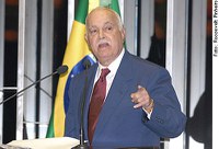 Antonio Carlos Magalhães critica despesas sociais do governo Lula