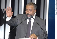 Paulo Paim quer comissão para avaliar livro didático