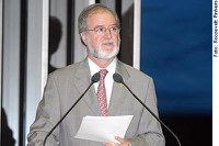 Azeredo comemora lançamento de programa educacional em Minas Gerais