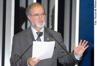 Azeredo reclama da "precária situação" das estradas brasileiras