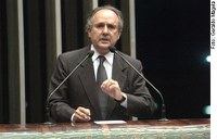 Cristovam quer trabalhador lutando por educação de qualidade