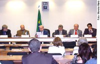 Dornelles critica excesso de exigências regulamentares da Anvisa