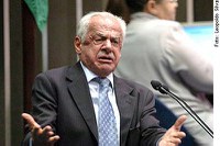 Simon critica criação de TV  pública por meio de MP