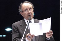 Cristovam diz que Geraldo Mesquita renuncia a vagas que ocupa na estrutura da Casa por indicação do PMDB