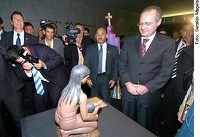 Renan Calheiros abre exposição que reúne escultores de todo o país