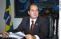 Tião Viana chega ao Senado e recomenda pacificação do ambiente político